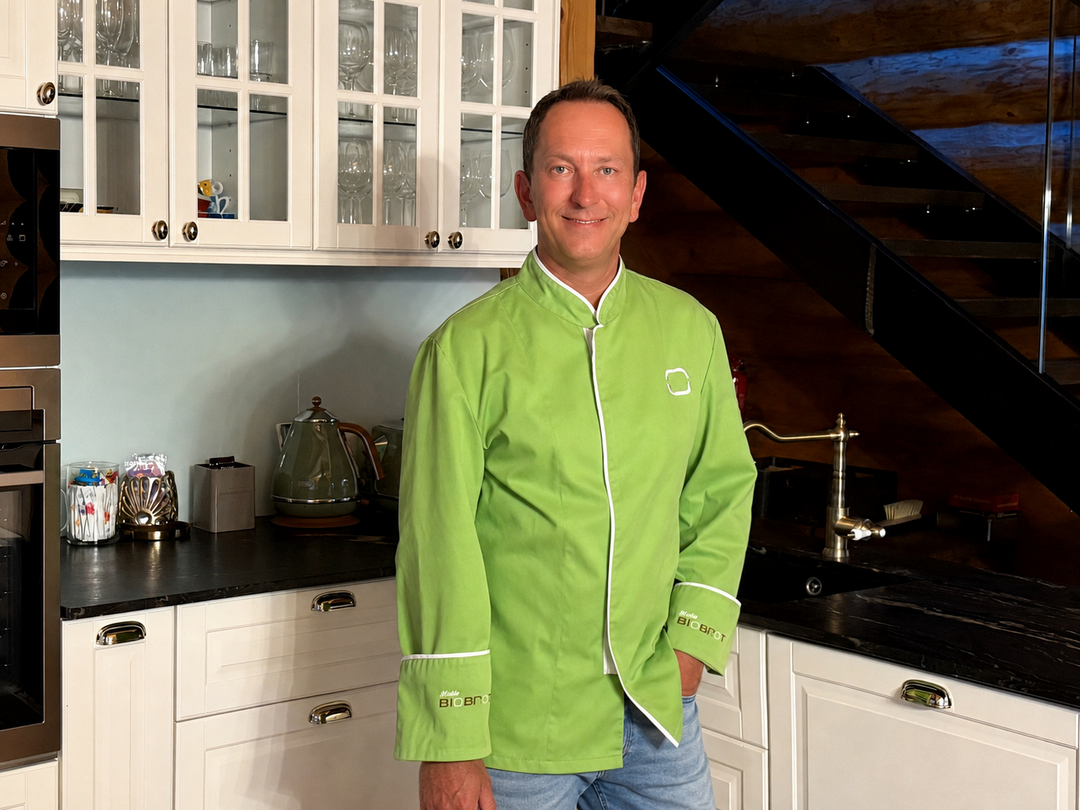 Chris Ofner steht in weißer andhausküche