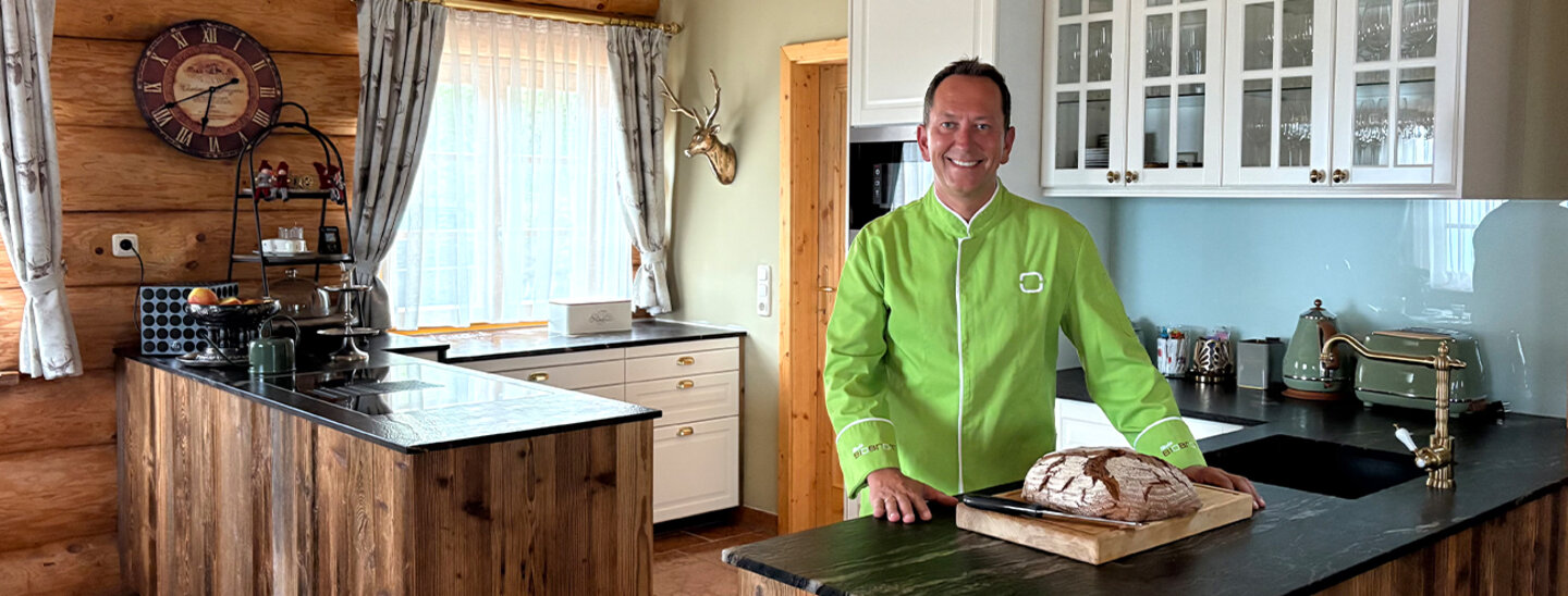 Christian Ofner mit einem Laib Schwarzbrot