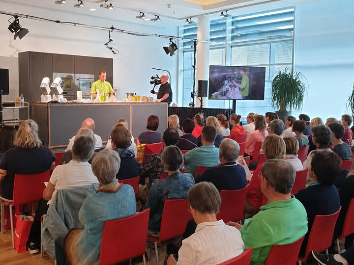 Backshow
