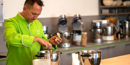 Christian Ofner beim Entwickeln eines Rezeptes